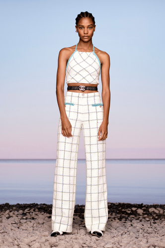 Юбки-трансформеры, джинсы и много белого в коллекции Chanel Cruise 2020