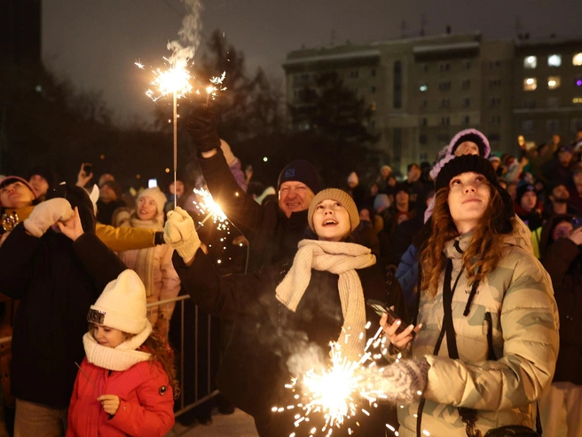 На контрольно-пропускных пунктах изымали пиротехнику, однако бенгальские огни оставались популярны | Источник: Александр Ощепков / NGS.RU