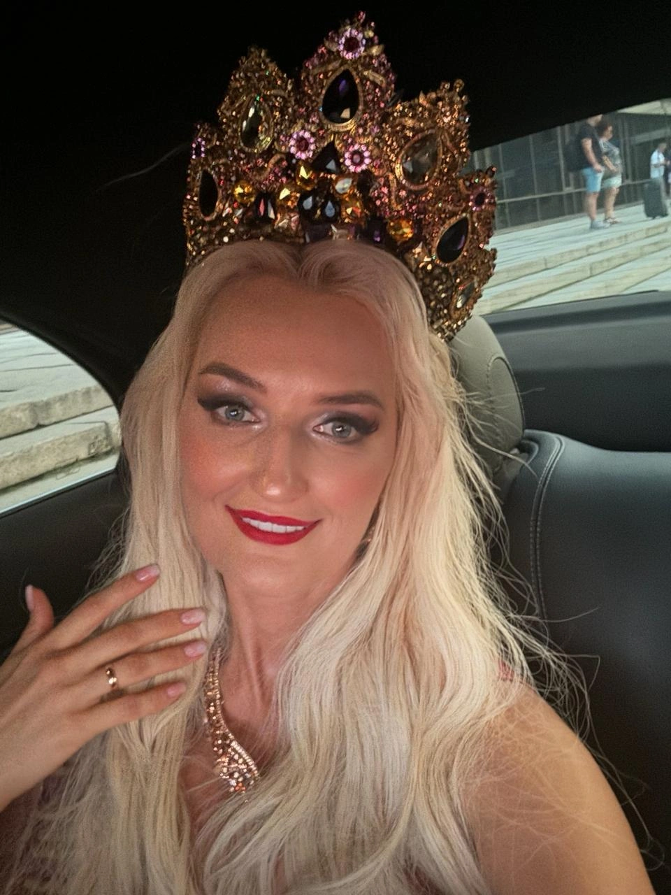 Каждая женщина чувствует себя королевой, когда ее ценят | Источник: Анна Катышева