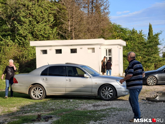 Пассажиры решили выйти на остановке для похода в туалет | Источник: Дмитрий Бондарев / MSK1.RU