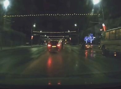 На Первомайском проспекте пешеход едва не попал под колеса авто (видео) | ya62.ru