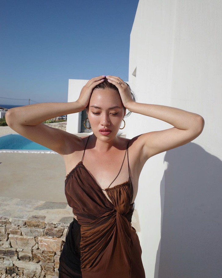 Короткое платье шоколадного цвета — лучшая вещь для отпуска в жаркой стране: пример лаконичного образа от Тиффани Хсу