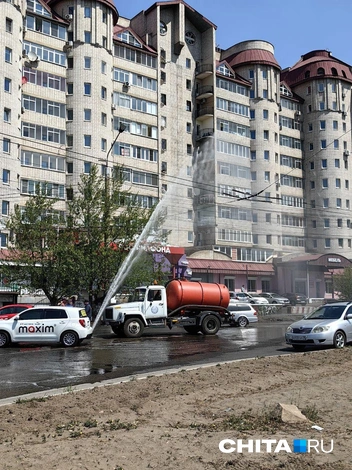 Фонтан бьет на улице Бабушкина в Чите — произошел порыв | Источник: очевидец