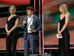 Главный редактор Woman.ru и актриса Светлана Степанковская вручили награду на Народной премии в Перми