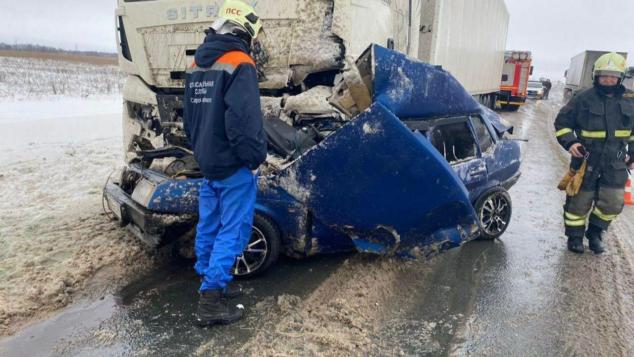 Под Самарой фура с шампанским смяла легковушку. Погибли двое