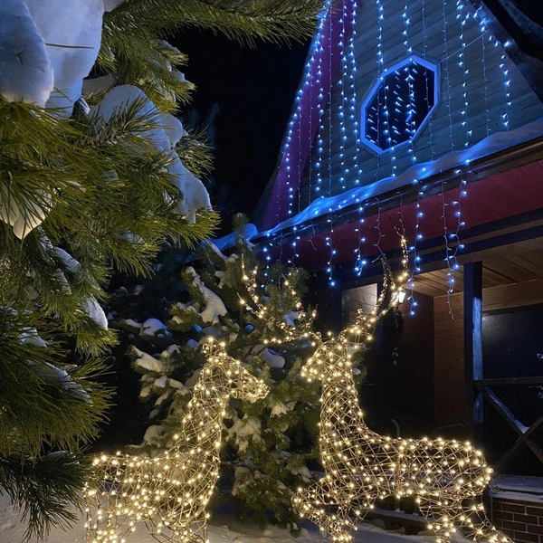 Пара светящихся оленей однозначно создает праздничное настроение | Источник: Марина Решетняк