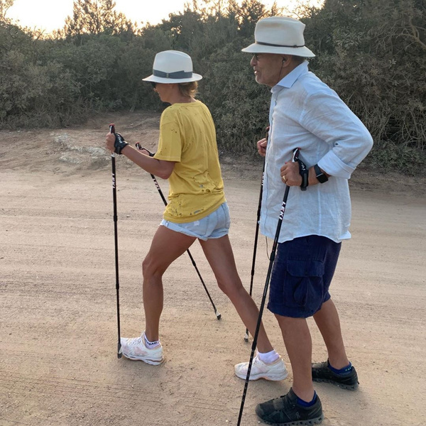 Подтянутая Юлия Высоцкая показала, как занимается скандинавской ходьбой с 82-летним супругом