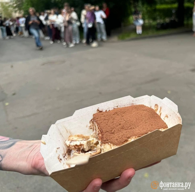 «Тирамисучки» против гравитации. Как петербуржцы ловили подвешенные с балкона десерты | Источник: Ирина Лысак / FONTANKA.RU