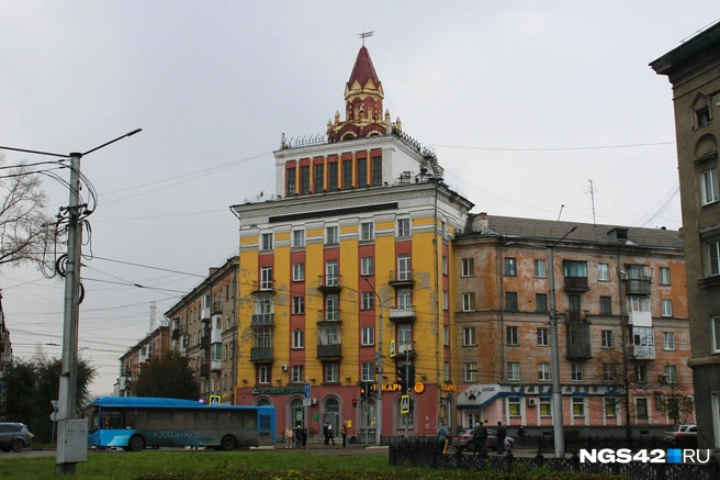 Башню на проспекте Строителей отлично видно аж с вокзала, хотя до него отсюда больше двух километров | Источник: Игорь Епифанцев / NGS42.RU