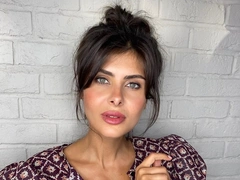 Таки да! Стало известно, что за поклонник возит Надежду Оболенцеву по миру, несмотря на ограничения