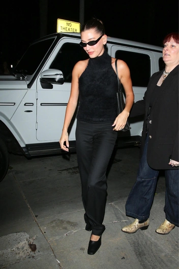 Хейли Бибер в роскошном тотал-блэк | marieclaire.ru