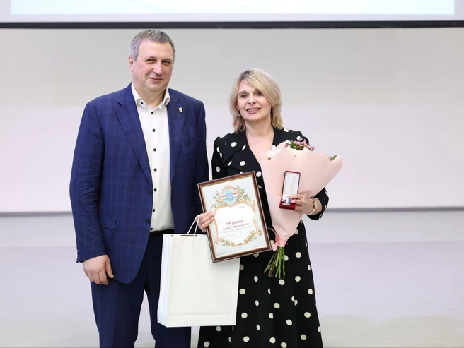 Лариса Фурсова получила почетную награду | Источник: Администрация городского округа Самара