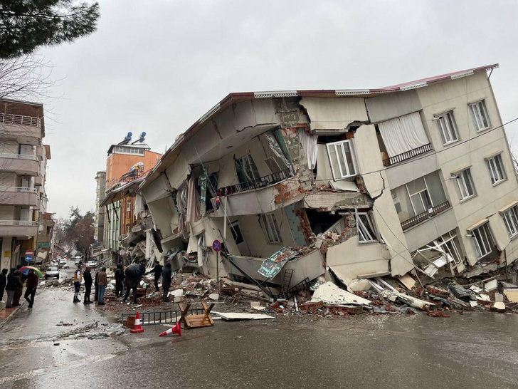 «Вторые сутки на заправке»: семья россиян молит о помощи в разрушенной землетрясением Турции