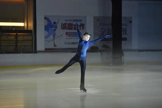 Юноша стоит на коньках с раннего детства | Источник: lev._.lazarev / Instagram (деятельность запрещена на территории РФ)