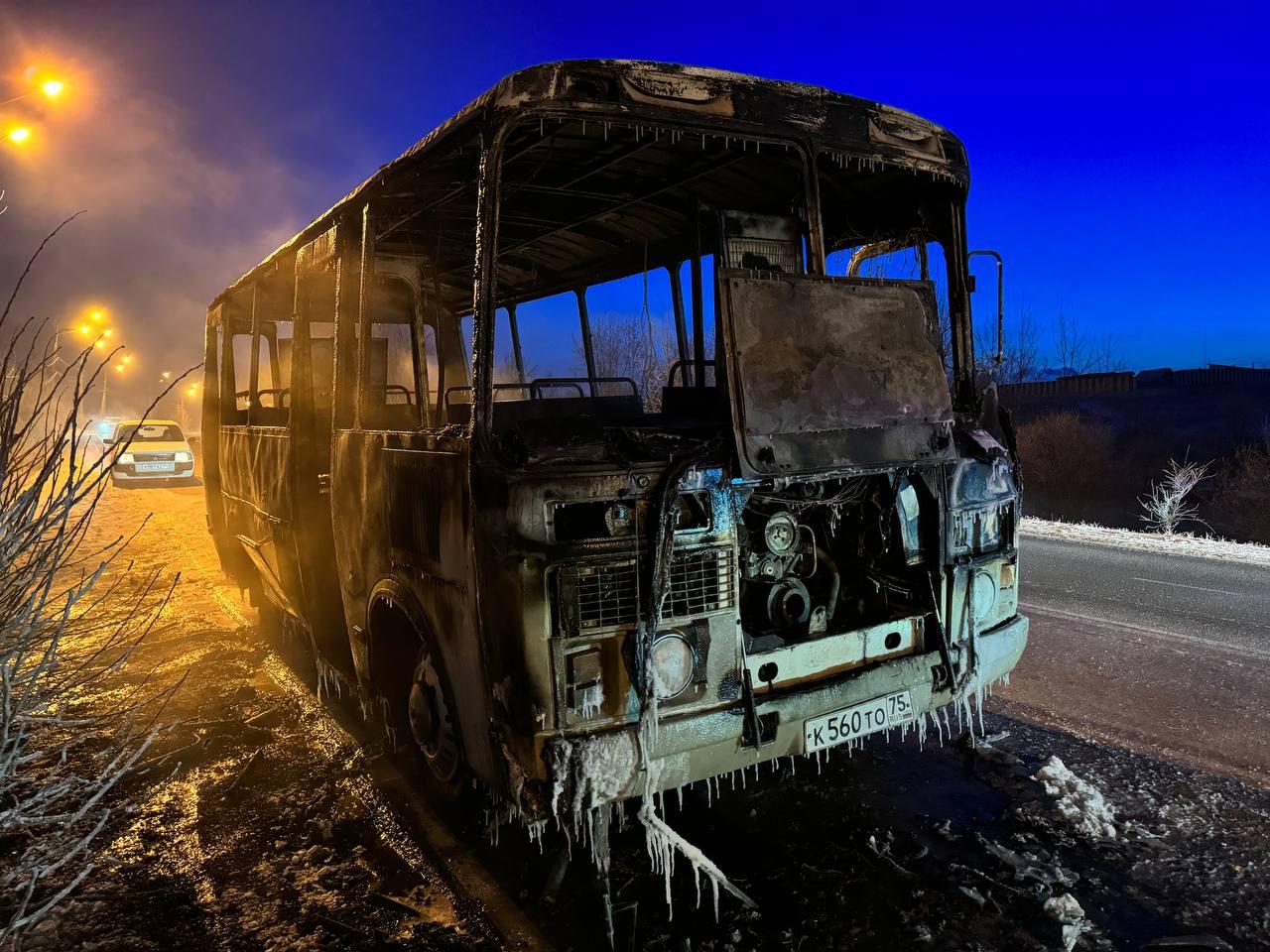 Автобус загорелся утром 19 декабря на улице Магистральной в Чите и был  полностью уничтожен огнем - 19 декабря 2023 - ЧИТА.ру