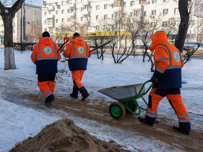 Песчаная посыпка остается основным методом борьбы со льдом | Источник: Алексей Волхонский / V1.RU