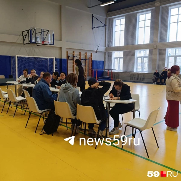 В спортзале консультируют жителей пострадавшего дома | Источник: Кирилл Хафизов / 59.RU