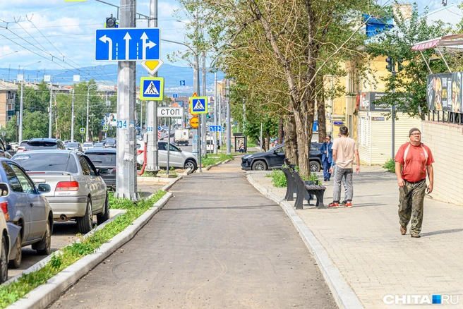 На улице везде уложили асфальт и сделали парковки | Источник: Олег Фёдоров / CHITA.RU