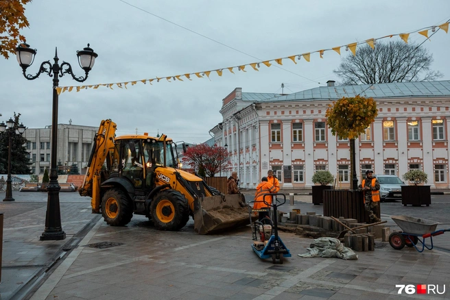 На перекрестке улиц Нахимсона и Андропова продолжаются финальные работы (здесь должны установить парковочные столбики) | Источник: Александр Куренной / 76.RU