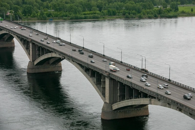 В Красноярске днём образовалась пробка на Коммунальном мосту