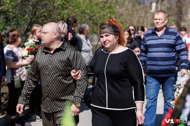 На прощание пришла и Ольга, гражданская супруга Михаила | Источник: Алексей Волхонский / V1.RU