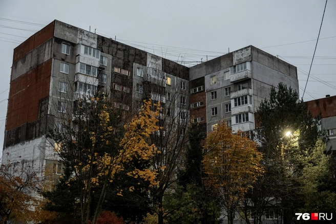 Этот дом будто собрали из разноцветных кубиков | Источник: Александр Куренной / 76.RU