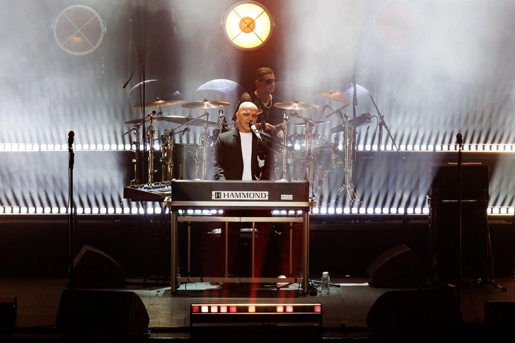 Шоуа все эти годы является автором всех песен коллектива