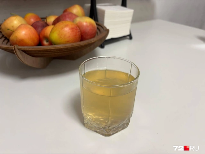 В этом стакане горячая вода, но и холодная периодически бывает такого же цвета (многоквартирный дом в поселке Винзили) | Источник: читатель 72.RU