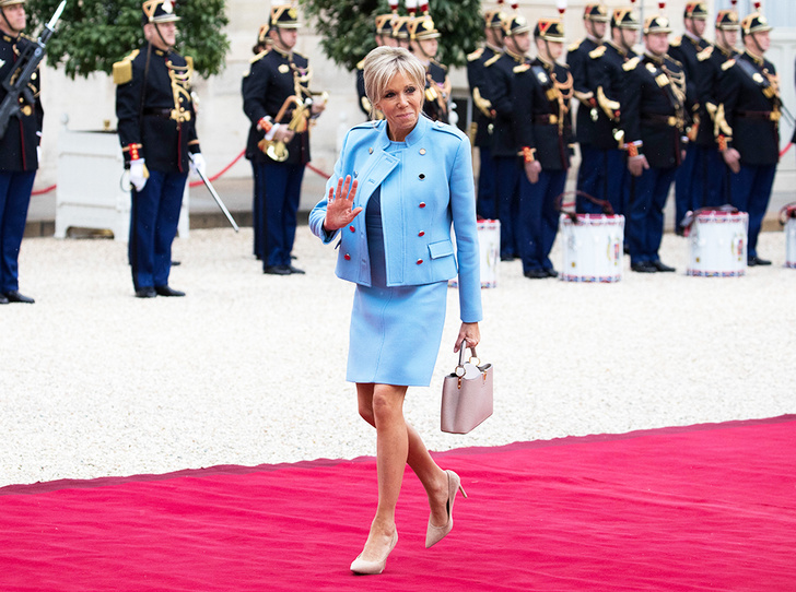 Фото №1 - Как Брижит Макрон сняла табу на мини-юбки и стала новой иконой стиля Франции