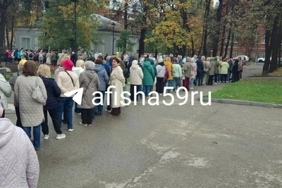 Пенсионеры Перми выстроились в очередь за билетами оперного