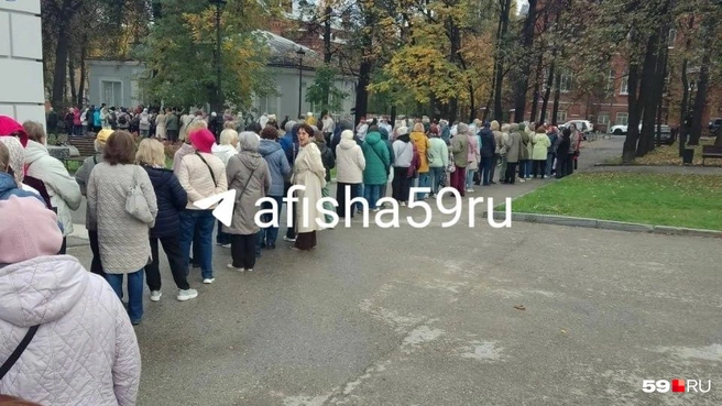Пенсионеры выстроились в очередь перед Театром оперы и балета | Источник: Читательница 59.RU