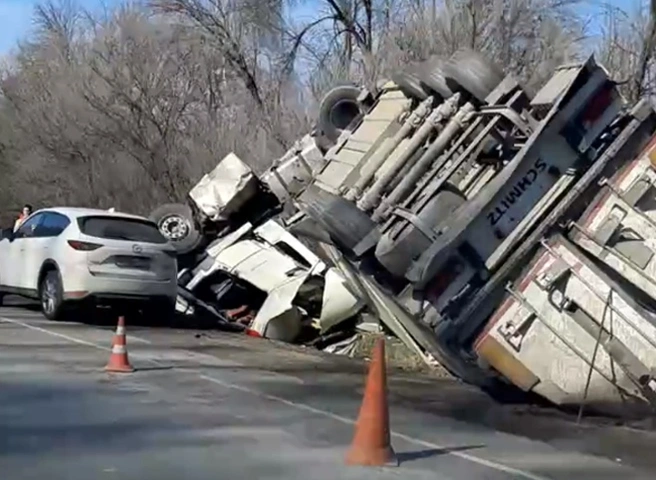 ДТП с фурой на трассе М5 под Рязанью: кабину сплющило прицепом | ya62.ru