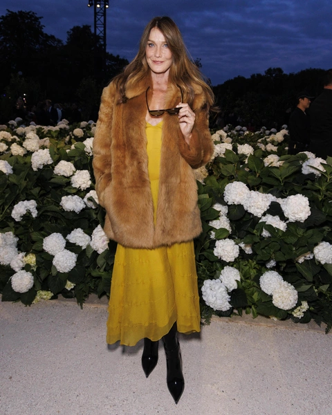 Железная или показная леди? Карла Бруни появилась на шоу Saint Laurent после ареста мужа Саркози | Источник: IK ALDAMA/IK ALDAMA