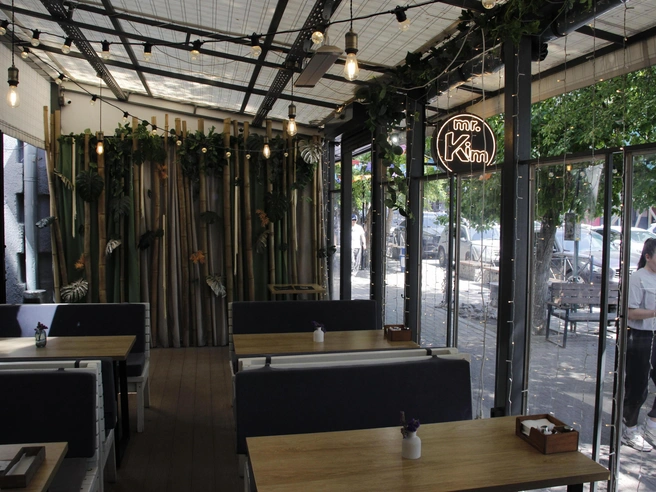 Просторная веранда на оживленной ресторанной улице не помогла избежать закрытия | Источник: Стас Соколов / NGS.RU