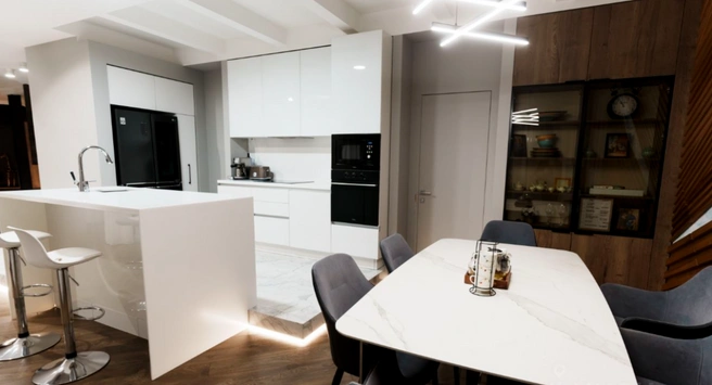 В квартире сделана белая кухня с обеденной зоной  | Источник: N1 / Агентство недвижимости «Среда»