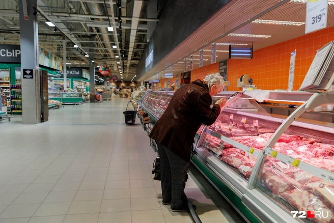 В мясном отделе есть уже расфасованные куски, и есть весовые&nbsp;— кому как больше нравится | Источник: Ирина Шарова / 72.RU 