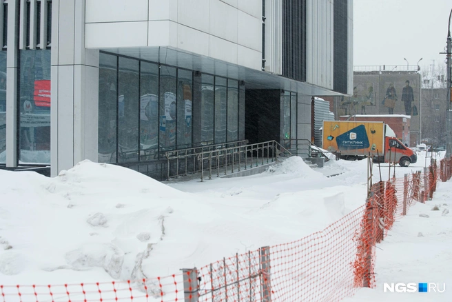 Реконструкцией занимается компания «Турсиб-Б», сроки сдачи то и дело сдвигали | Источник: Андрей Бортко / NGS.RU