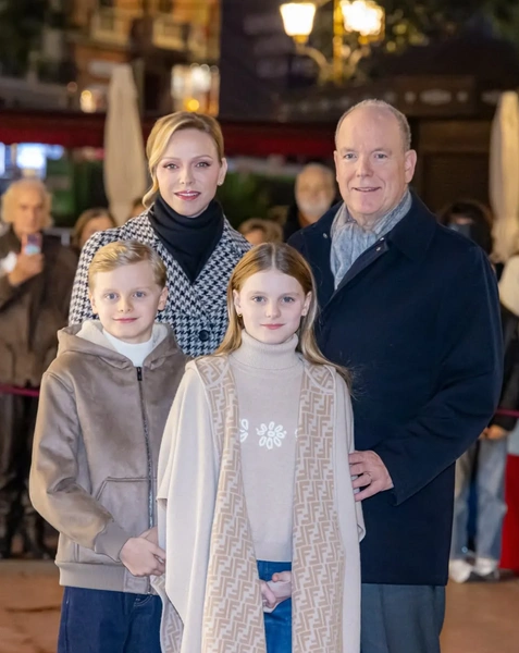 Как быстро выросли: княгиня Шарлен с детьми зажгла рождественскую елку в Монако | Источник: Соцсети