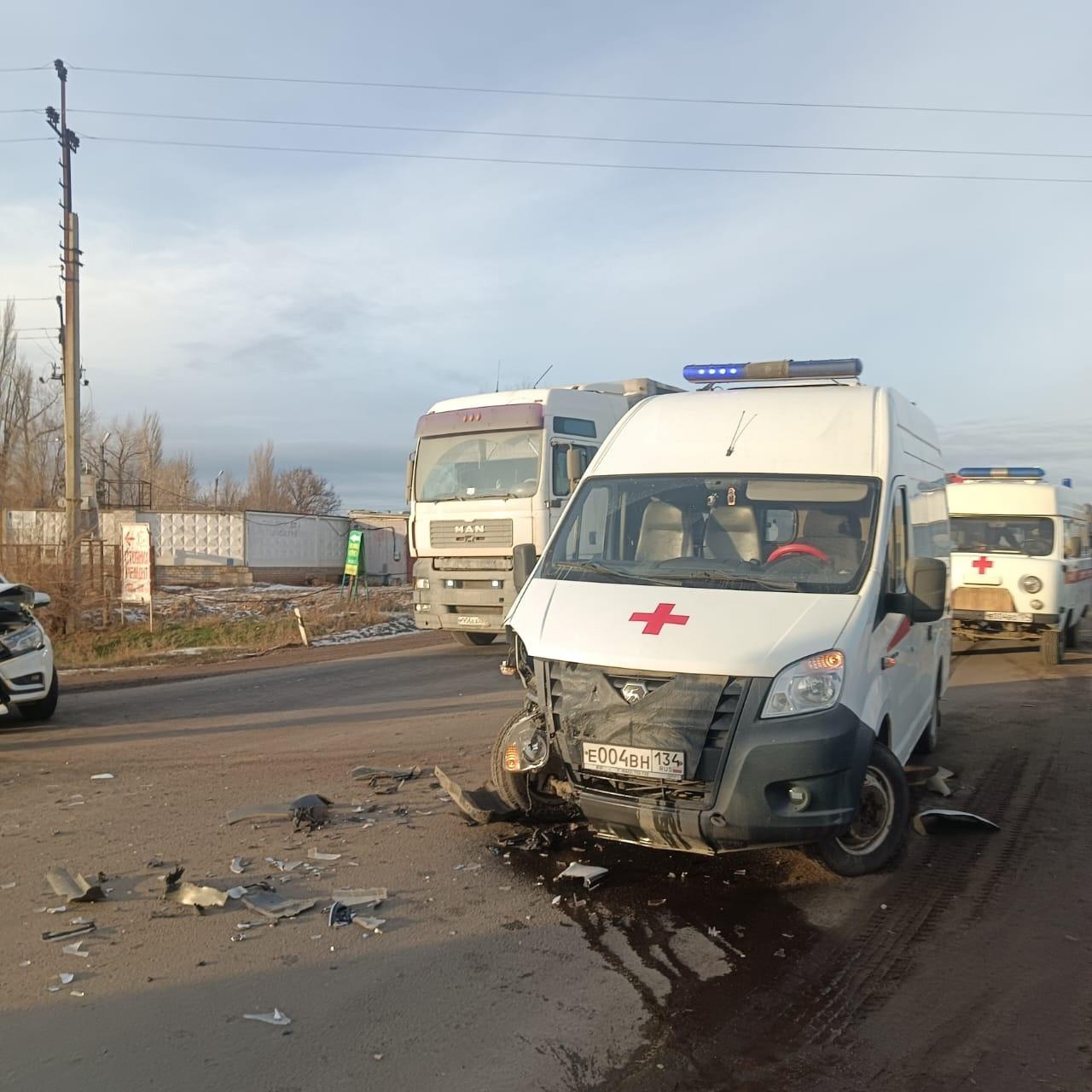 Под Волгоградом скорая с пострадавшими в аварии попала в ДТП