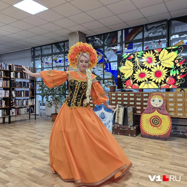 Кокошник богато украшен пышными цветами  | Источник: Ирина Яковлева / V1.RU