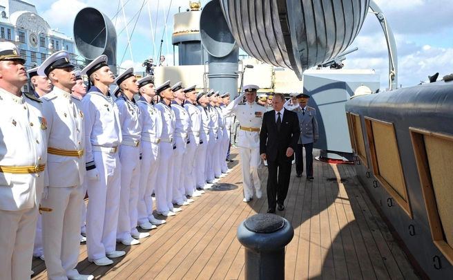 Первым посетителем обновленной «Авроры» стал Владимир Путин, он поднялся на борт крейсера в День ВМФ | Источник: пресс-служба президента РФ