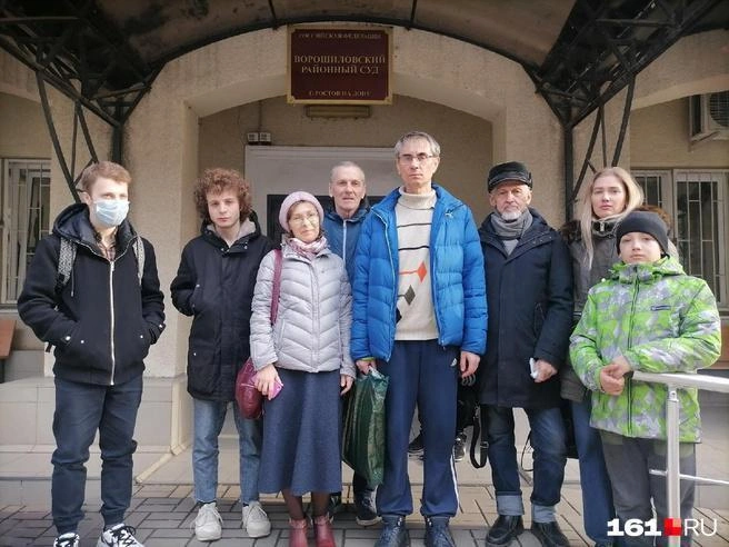 Учитель физкультуры (в голубой куртке) незадолго до приговора | Источник: Сабина Бондарь / 161.RU