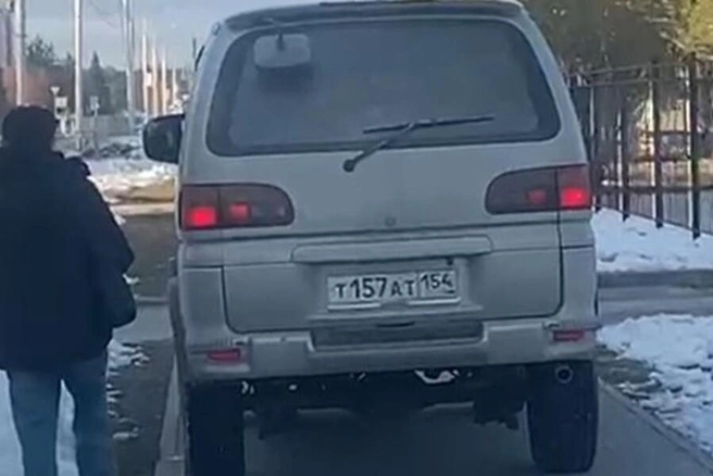 Автомобилист решил таким нестандартным способом объехать пробку | Источник: читатель НГС