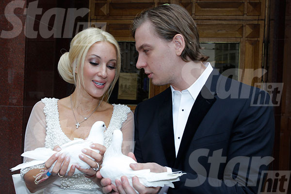 Лера и Игорь запустили в небо двух белых голубей
