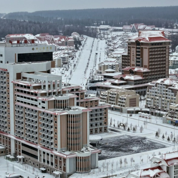 Ким Чен Ын открыл новый горнолыжный курорт на севере КНДР. 25 фото вождя с дочерью и пяти новых отелей