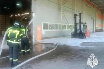 Пожарные провели учения на заводе в Игоревской