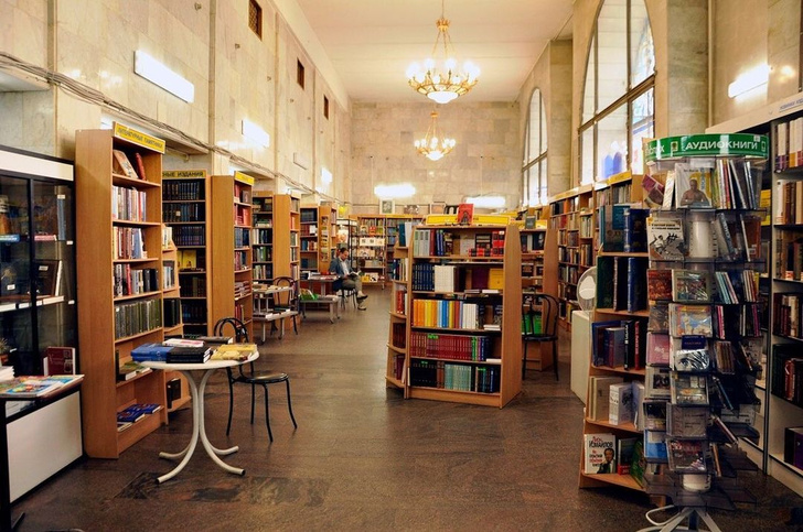 Oh no! В Москве закрылся один из старейших книжных магазинов 😔