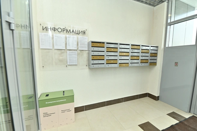 ЖК «Юрмала» за разумное потребление — на первом этаже есть короб для сбора батареек и макулатуры. Потом всё это оправят на переработку | Источник: Максим Воробьев