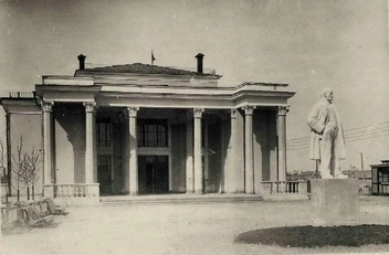 Фото 1955–1965 годов. Справа — приземистый памятник вождю мирового пролетариата | Источник: Свердловский областной краеведческий музей