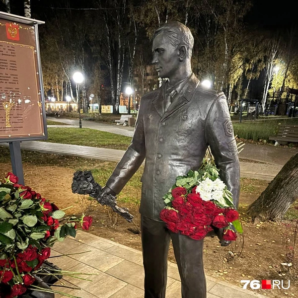 На открытии у памятника оставили свежие цветы | Источник: читатель 76.RU